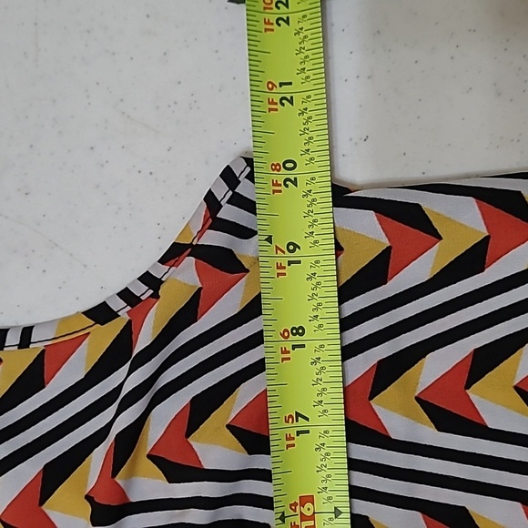Anne Klein sleeveless top with a colorful abstract chevron design size Large - Picture 7 of 8